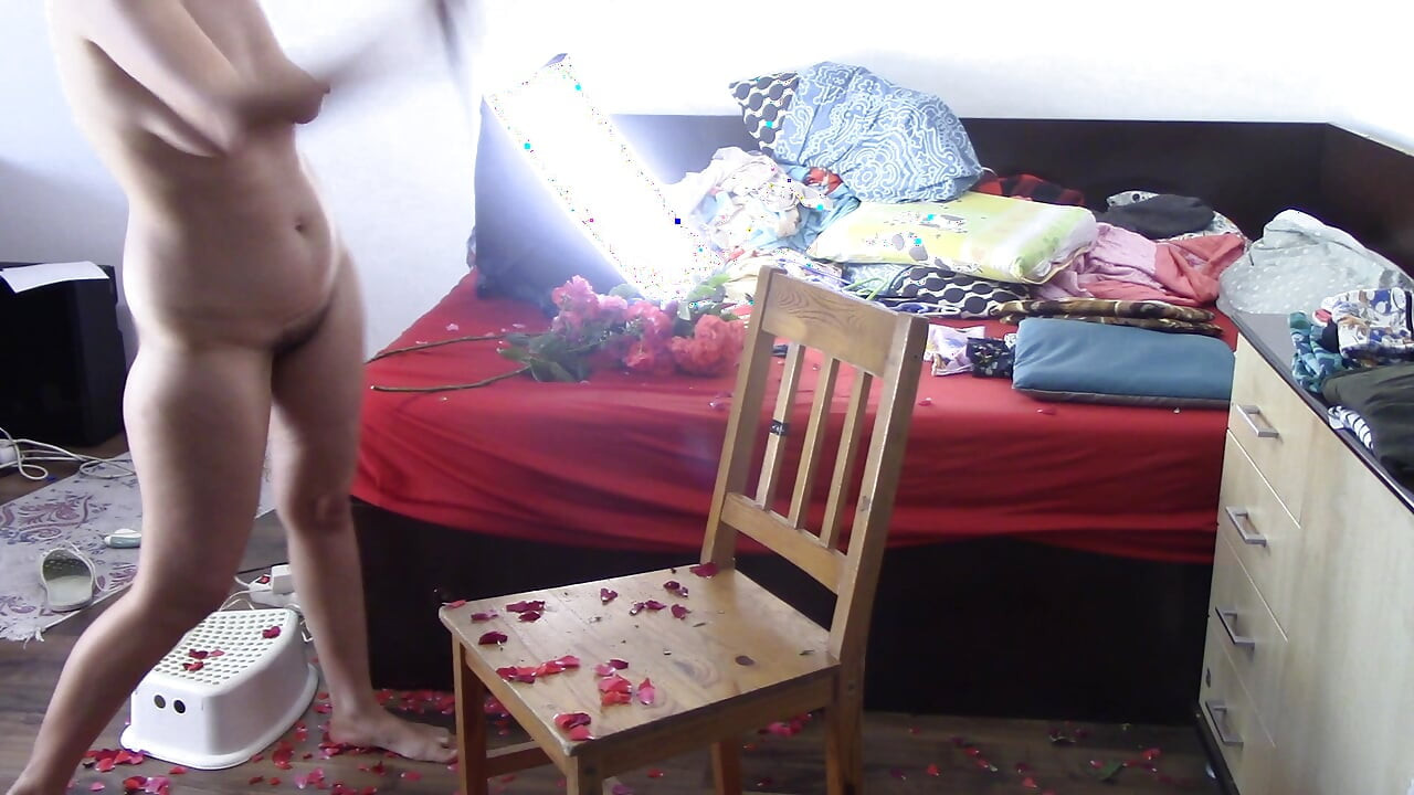 Sexy has fun with roses naked. The sexy epilates the hair on her legs.