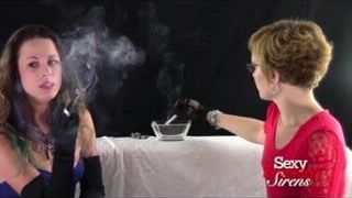Fetiche de fumar - inhalación francesa de rubia y morena