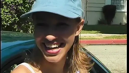 Kıllı amcıklı genç kız bahçede domalarak sikiliyor