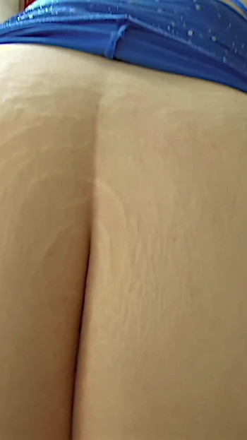 Bini jalang gemuk besar mempamerkan tubuhnya secara rahsia di luar pada kamera di tempat letak kereta awam dengan orang asing di dalam kereta yang memandu | Klip 2