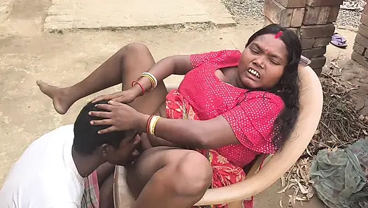 Desi housewife ko market jaane ke samay chut chat kar Pani nikal