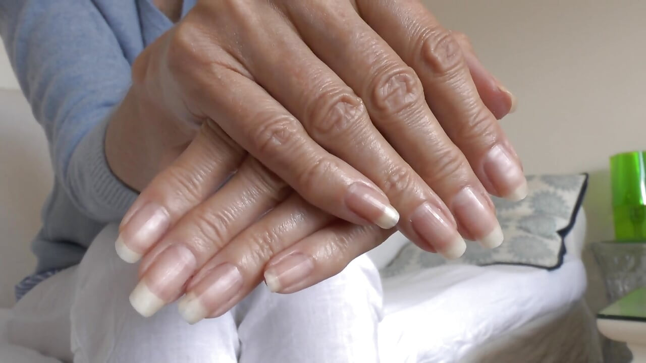 Mains d’été élégantes et longs ongles, présentés par Lady Victoria Valente