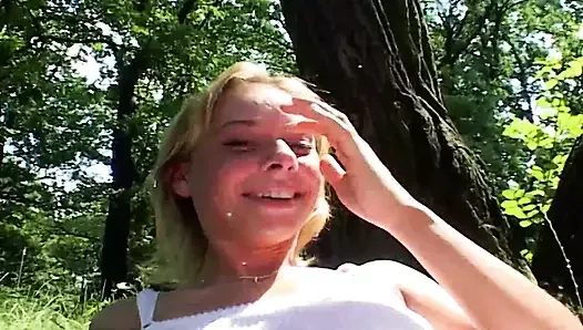 Une douce adolescente allemande fait plaisir à sa chatte étroite dans les bois