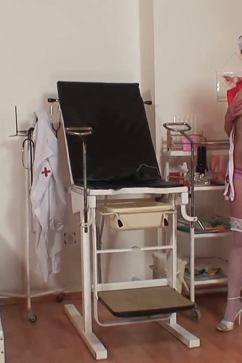 Urocza pielęgniarka w pończochach zostaje uderzona przez znacznie starszego lekarza