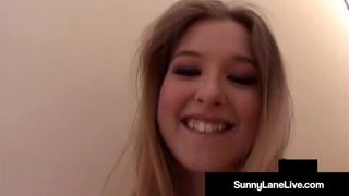 Супер симпатичной Sunny Lane долбят киску и глотают сперму!