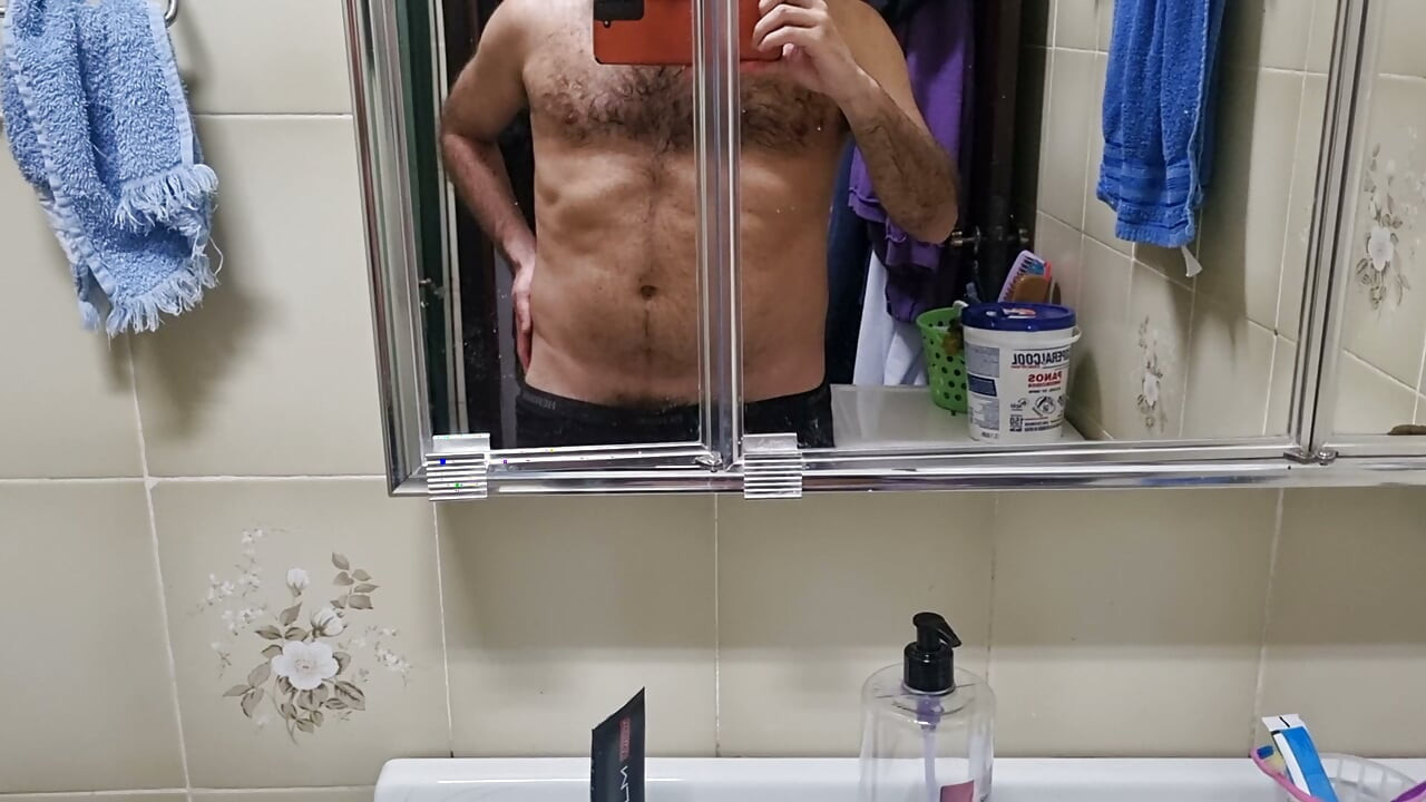 Peludo y sudor tras entrenar, metiendo el dedo anal y oliendo y lamiendo