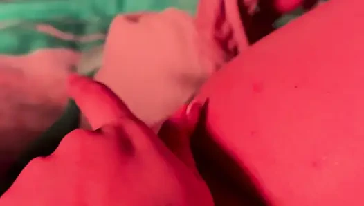 Aku suka saat aku pulang dari universitas dan mulai masturbasi, vaginaku menjadi sangat basah.