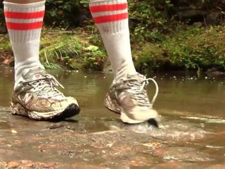 Caroline new balance运动鞋徒步与泥水预览