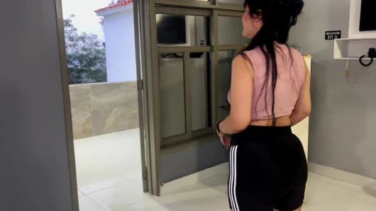 18-jähriges weißes mädchen mit einem dicken arsch wird von ihrem trainer gefickt, während mein cuckold-ehemann weg ist. nahaufnahme - hd-porno - latina.