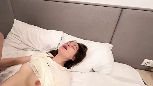 РАЗГОВАРИВАЕТ С МУЖЕМ, ТРАХАЯ МЕНЯ МОИМ ЛЮБОВНИКОМ