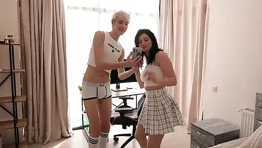 Ayah Tiri Menangkap Saya Fucking Twink Dan Kami Mengisap Penis Besarnya