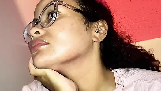 Gadis gassy kamar mandi umum berusaha menahannya tapi kentut dengan keras