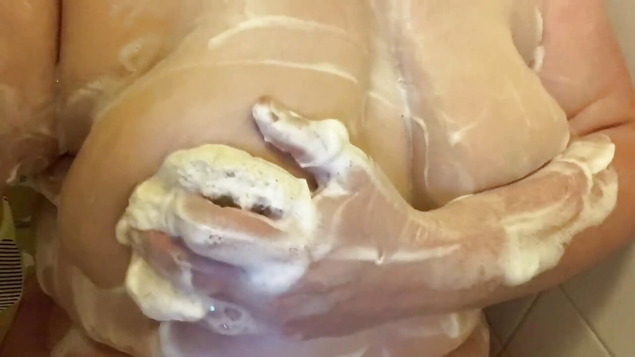 En la ducha enjabonando mis enormes tetas