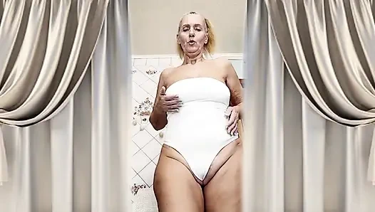 Ateşli ev hanımı Lukerya beyaz sıkı bir tulumla flört ediyor ve ateşli bir mastürbasyon düzenliyor.