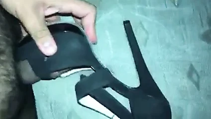 Topuklu ayakkabılarla sikişiyor ve boşalıyor
