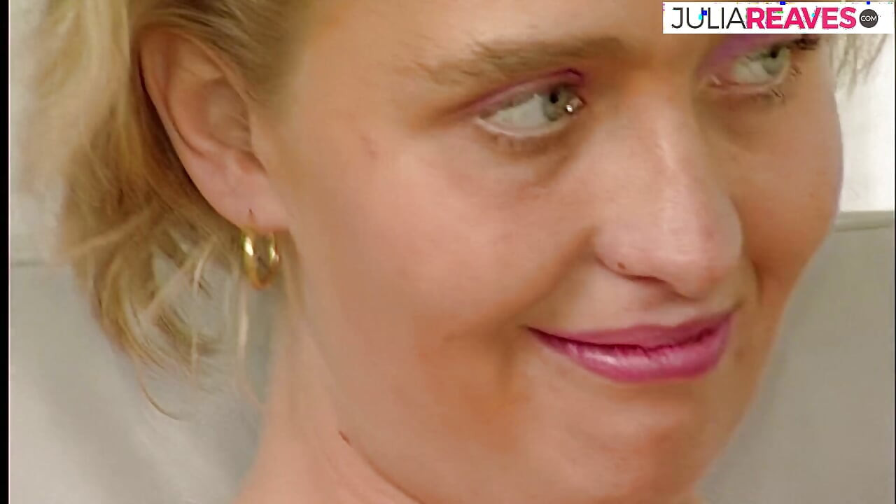 MiLF allarga le gambe mentre l'amante la scopa con un enorme dildo