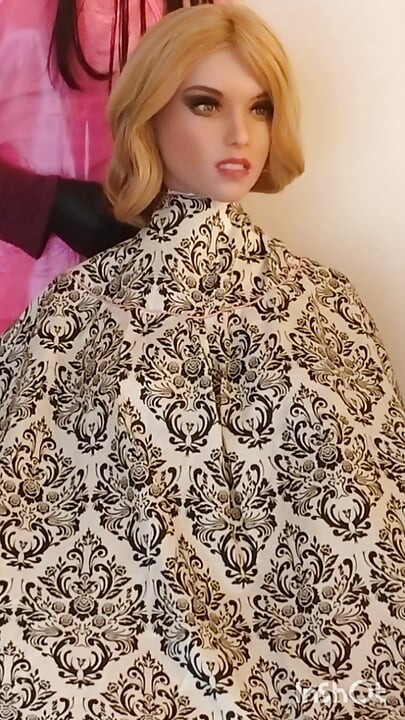 Sesión de modelado con la capa de corte de pelo sedosa y suave de Lauren
