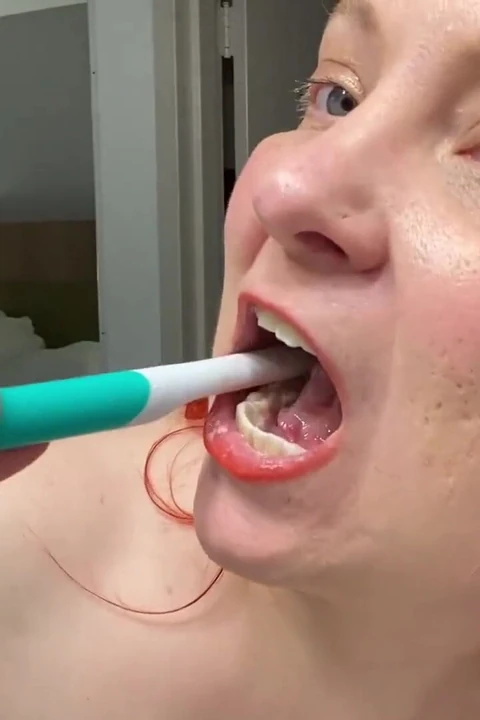 Na minha boca estrelando Kitty Milford