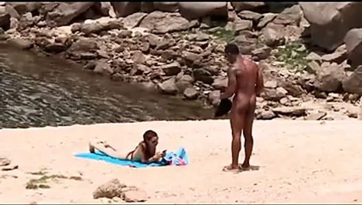 La grosse bite de Jesus Reyes trouve et baise une fille à la plage