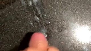 O pulă mare netăiată este masturbată cu spermă minunată pe blatul de lucru