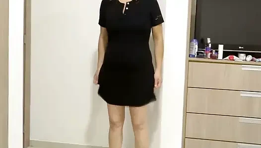 Ibu tiri yang cantik berpakaian dan melepas pakaian, kontol kerasku ingin menidurinya dan dia tahu itu.