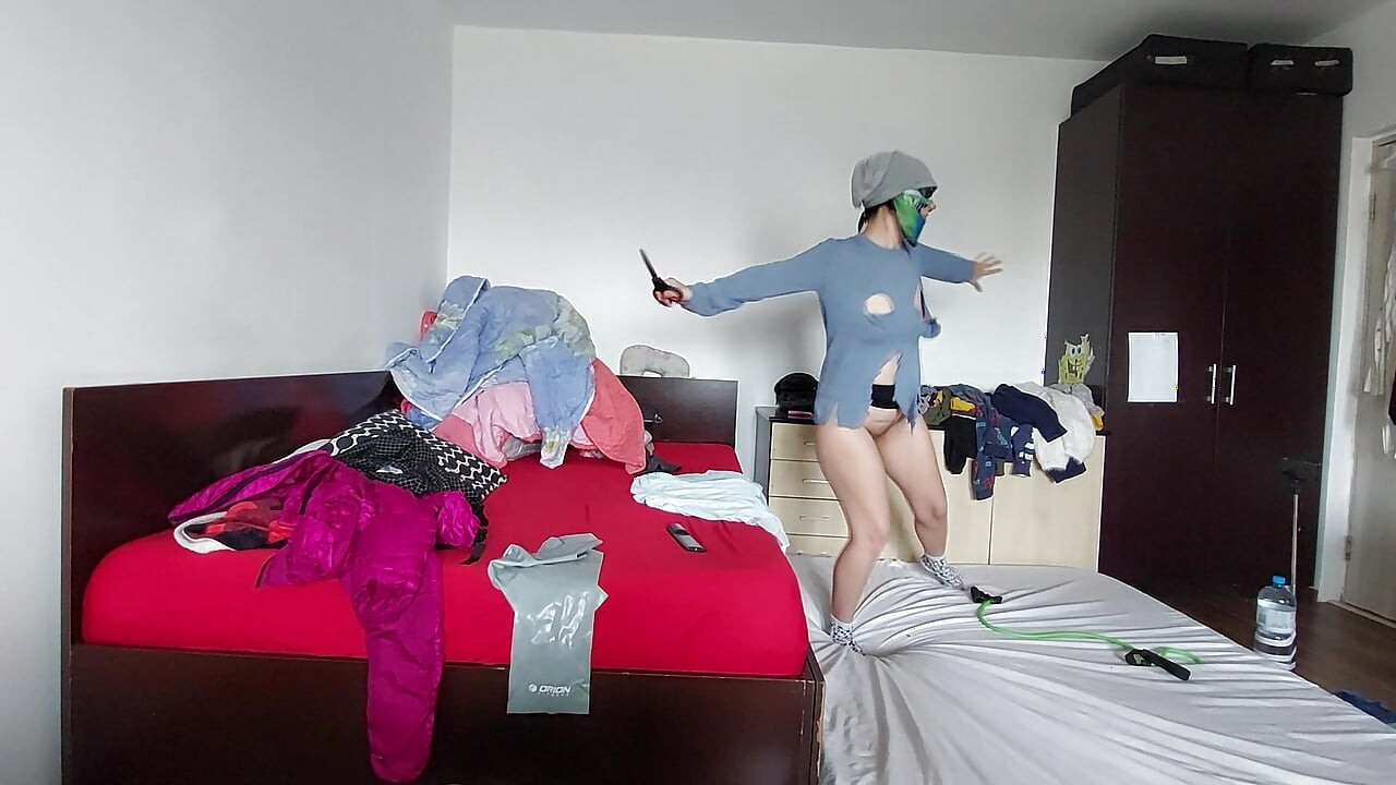 Amateur-Mama probiert Kleidung an und schneidet sie zu.