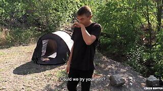 Geile Camper nimmt Geld von einem Fremden, um seinen Schwanz in seinem Zelt zu lutschen - Bigstr