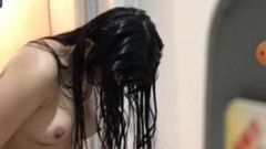 Japanse vrouw filmt zichzelf uit bad