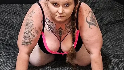 Solo-milf in nachthemd mit passendem lila bh und höschen macht meinen ersten striptease und kommt dann mehrmals.