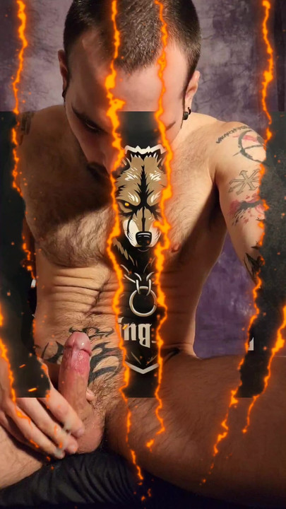 Matahală tatuată excitată își descarcă coaiele păroase ca un taur.