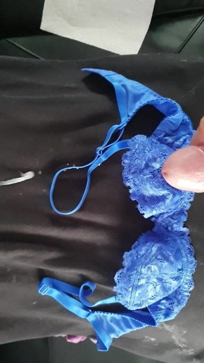 BLUE BRA CUMSHOT