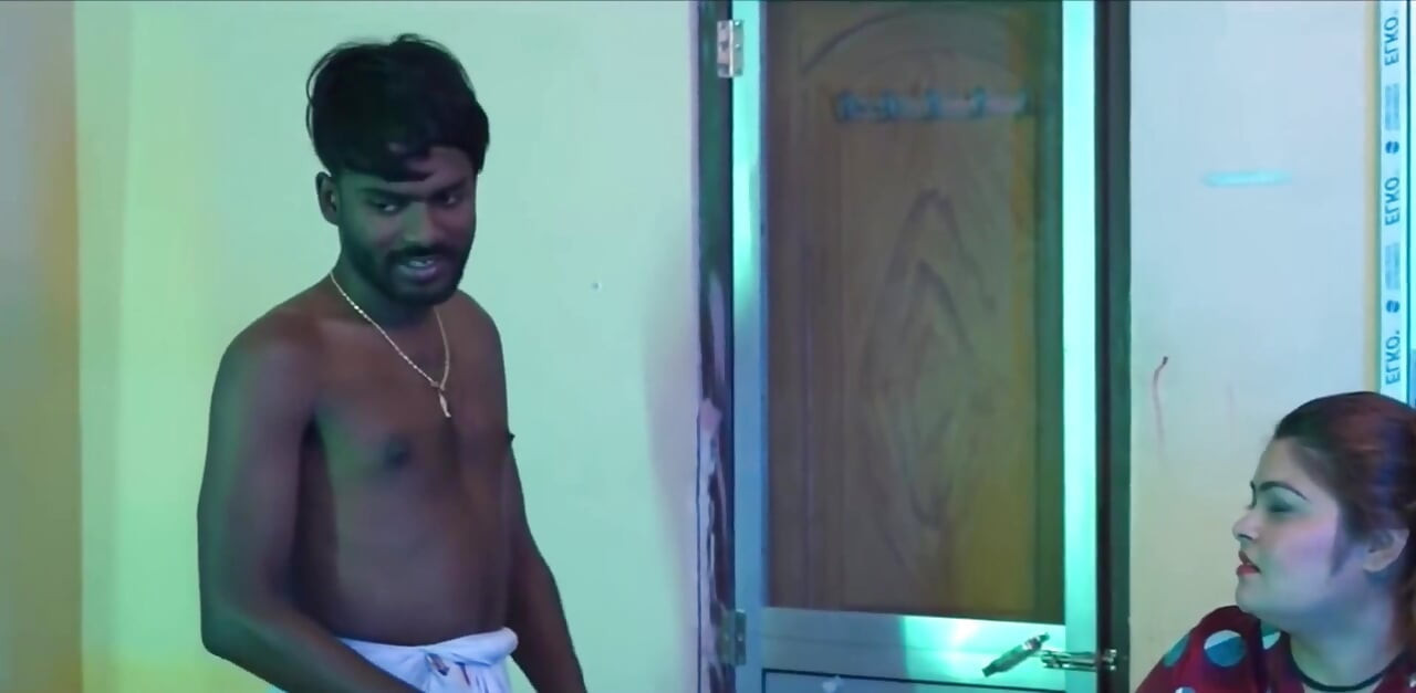 Malkin ne naukar ko paisa deke bur chatwaya