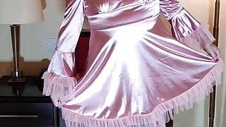 Wunderschönes Sissy-Kleid auf heißer TV-Schlampe nottstvslut