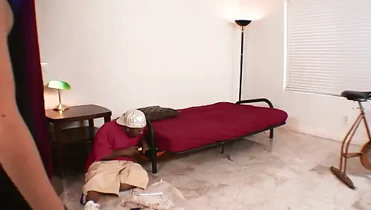 Azgın esmer üvey anne büyük zenci yarağı için dua ediyor