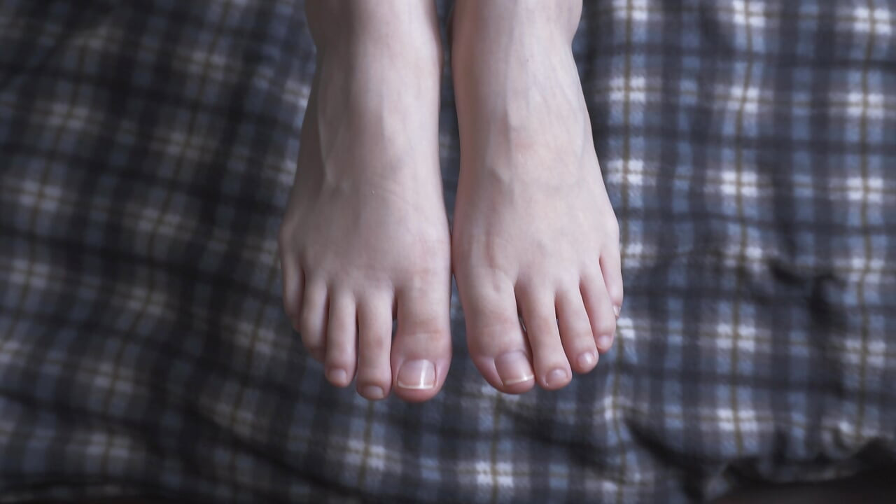 CUM ON HER FEET. A beautiful white girl with pink feet gives a footjob and gets a cumshot