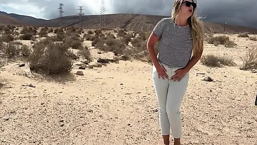 Mädchen kann pinkeln und ihre hose auf der öffentlichen straße nicht nass werden