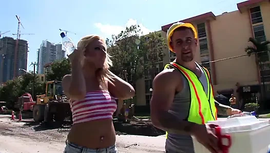 Pelacur pirang disetubuhi oleh pekerja jalanan