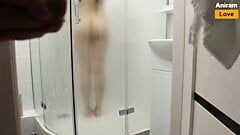 Betrapt stiefzus bij verrassing onder de douche en neukte haar