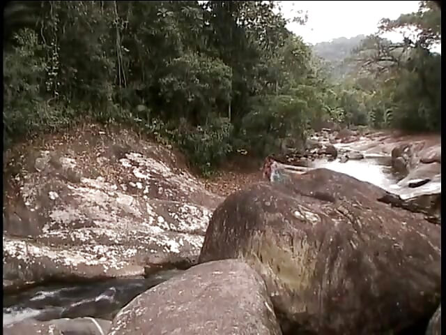 Sexy nena española follada por el culo junto al río, toma un facial caliente
