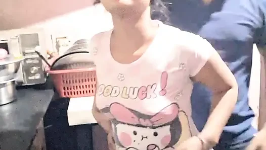 Hintli kızlar erkek arkadaşıyla romantizm yaşıyor