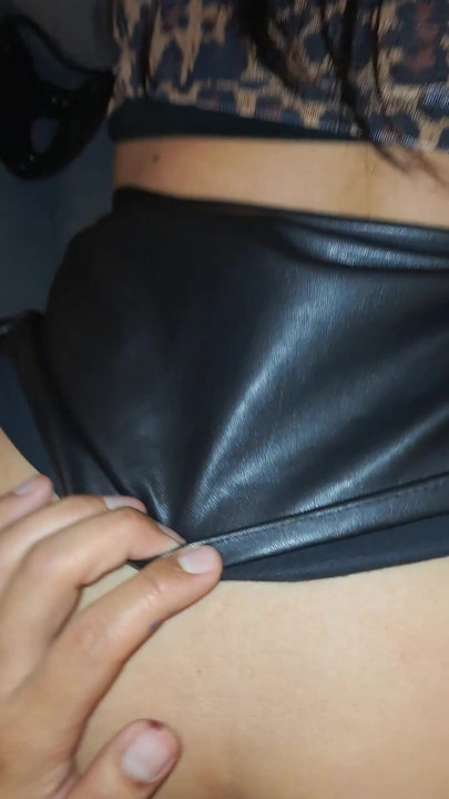 ฉันพบว่าเมียของเพื่อนฉันเปลี่ยนชุดในห้องเธอและสุดท้ายเราก็เย็ดกัน คลิป 1