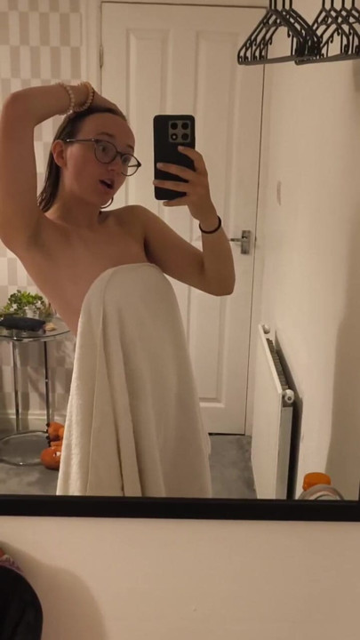 P0RN0 DE EMEJOTA - Emejota out of the shower and wanting to play