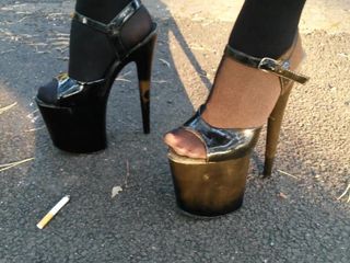 Lady l เดินด้วยรองเท้าส้นสูงและสูบบุหรี่