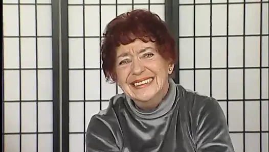 Behaarte rothaarige oma spielt beim casting mit ihrer möse