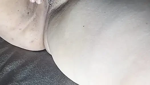 Hotelzimmer-Roma-Lustangriff – Zigeunermädchen aus Pest masturbiert wild, streichelt ihre Muschi, wiegt ihren Hintern, Orgasmus erschüttert die Matratze!