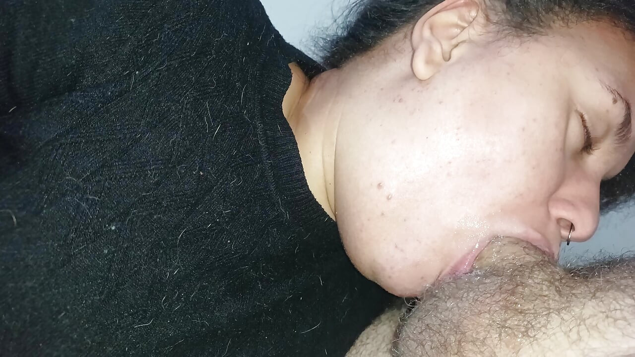 HUN STARTER DAGEN FULD AF LÆNGSEL EFTER EN PIK I SIN LILLE MUND