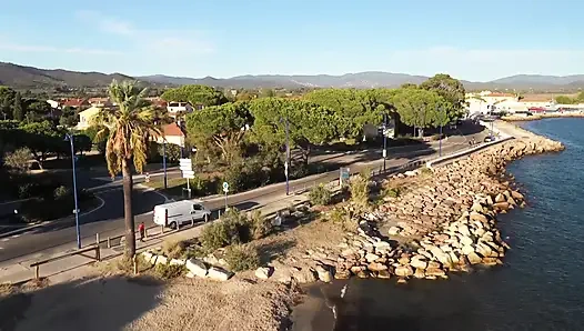 Seorang gadis Prancis mengisap di toilet