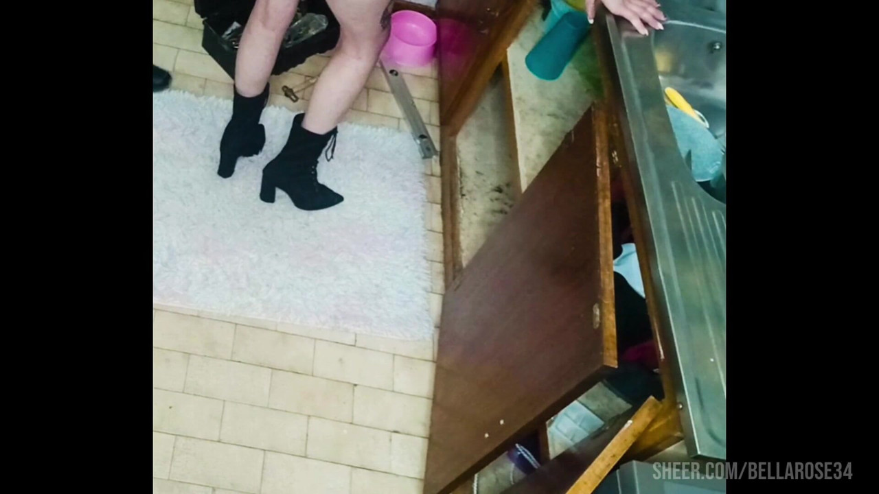 Tesisatçımla mutfakta sikişiyorum