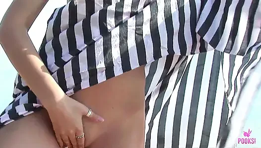 Kristel S трет ее текущую пизду пальцами по всему пляжу!
