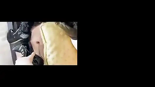 Kırmızı iç çamaşırlarıyla baskın ol.